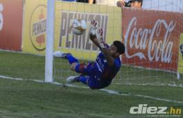 Gran atajada de Celio Valladares en el penal fallado por Jerry Bengtson.