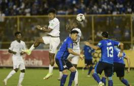 El delantero hondureño Choco Lozano remata de cabeza en una de las pocas acciones en el compromiso. Foto Yoseph Amaya | Enviado