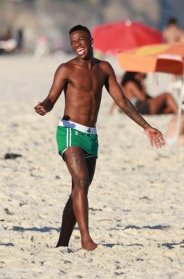 Playa, arena y mucho balón: Las tremendas vacaciones de Vinicius Junior en Brasil