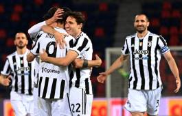 Juventus' Spanish forward Alvaro Morata (Front L fom behind) celebrates with Juventus' Italian forward Federico Chiesa and teammates the 4th goal during the Italian Serie A football match Bologna vs Juventus Turin on May 23, 2021 at the Renato-Dall'Ara stadium in Bologna. (Photo by ANDREAS SOLARO / AFP)