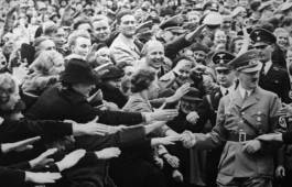 ADOLF HITLER - Por conveniencia política, el dictador alemán se mostraba como hincha del Schalke 04.