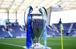 El trofeo de la UEFA Champions League en la final de fútbol entre Manchester City y Chelsea en Dragao, Portugal.
