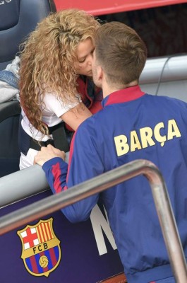 Shakira y Piqué muestran a Milan y Sasha en el Camp Nou