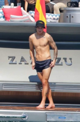 Fiesta, cigarros y mujeres: las polémicas fotos de James Rodríguez mientras Colombia se juega la vida