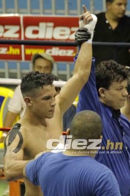 'Cadejo” Durán derrota al nicaragüense 'Machine” Téllez