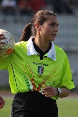 FOTOS: Elena Tambini, la árbitro que destaca en el fútbol italiano