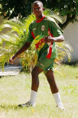 Jugadores hondureños que se retiraron jóvenes y con un futuro por delante