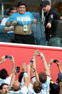 Lo que no se vio en TV: La fría celebración de Sampaoli con Messi y el show de Maradona en las gradas