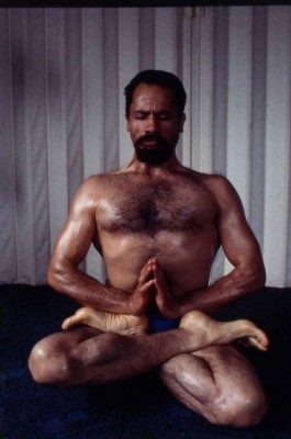 Impactantes fotos: Instructor de yoga tiene 95 años y aparenta la mitad