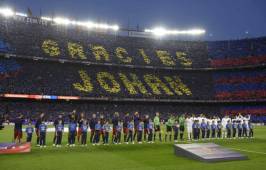 Previo al choque entre los azulgranas y blancos, el Camp Nou se lució con este bello homenaje para la leyenda, Johan Cruyff. (Foto: Agencia AFP).