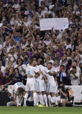 Real Madrid's players celebrate their opener during the second leg of the Spanish Supercup football match Real Madrid vs FC Barcelona at the Santiago Bernabeu stadium in Madrid, on August 16, 2017. / AFP PHOTO / JAVIER SORIANO