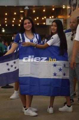 Invasión de hinchas a la cancha, familias reunidas y bellas chicas en el Honduras-Panamá