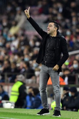 Las imperdibles fotos de Xavi dirigiendo a sus excompañeros del Barcelona en su debut y el efusivo festejo