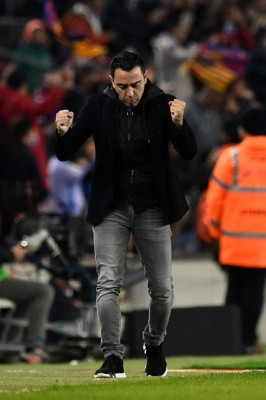 Las imperdibles fotos de Xavi dirigiendo a sus excompañeros del Barcelona en su debut y el efusivo festejo
