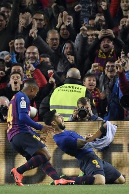 Curiosas: Cariño de Piqué a Griezmann; Antonella con compañía y un intruso en el Camp nou