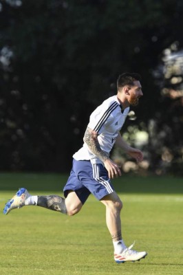 ¡Messi recibe regalo! Así fue el entreno de Argentina previo a enfrentar a Brasil