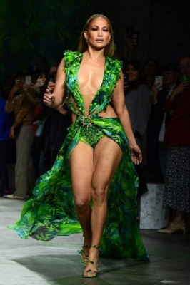 ¡Atrevida! Jennifer Lopez arrasa en la pasarela de Versace a sus 50 años