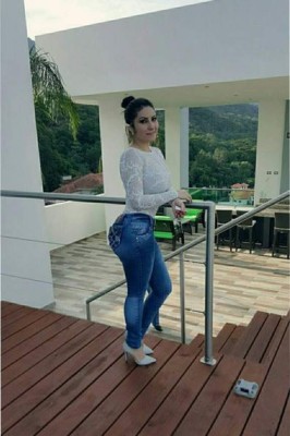 Ariana Herchi paraliza estadio de Marathón en el clásico ante Real España