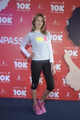 Así es Alina Moine, la periodista que se levantó el vestido en pleno programa