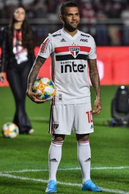 Descalzo, insólito dorsal y fiesta: La épica presentación de Dani Alves con Sao Paulo