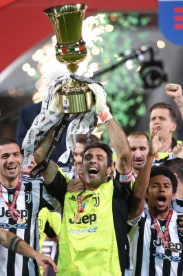 Cristiano, en ropa interior, y Buffon homenajeado: Así fue la celebración de la Juventus tras ganar la Coppa Italia
