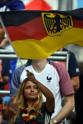 El toque femenino: Las bellezas en el Francia-Alemania
