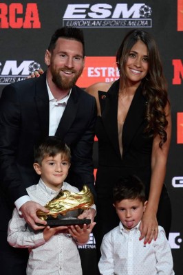 Show de Mateo Messi: Saca la lengua y roba el micrófono durante la entrega de la Bota de Oro