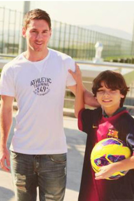 Gabriel Muniz, niño brasileño sin pies, cumple su sueño.