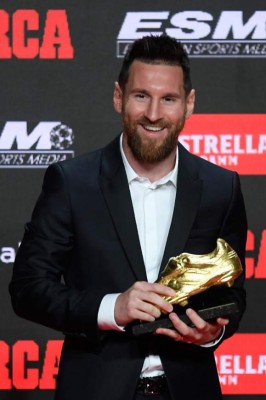 Show de Mateo Messi: Saca la lengua y roba el micrófono durante la entrega de la Bota de Oro