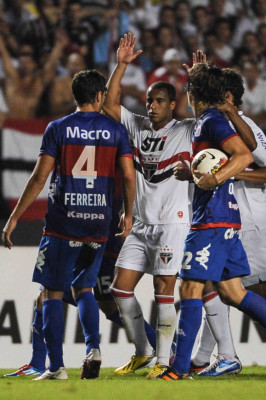 Sao Paulo, campeón de la Sudamericana en final accidentada por egreciones entre jugadores y policias.