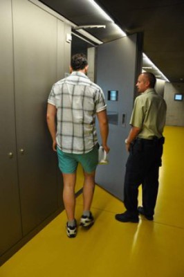 Alfredo Hawit está en una celda de 12 metros cuadrados en Suiza