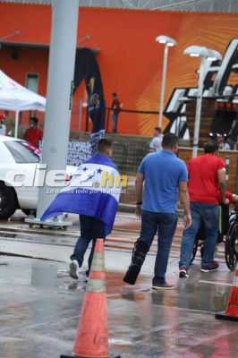 Hondureños ponen el ambiente en el BBVA Stadium de Houston: Bellezas y orgullosos de la H