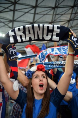 El toque femenino: Las bellezas en el Francia-Alemania