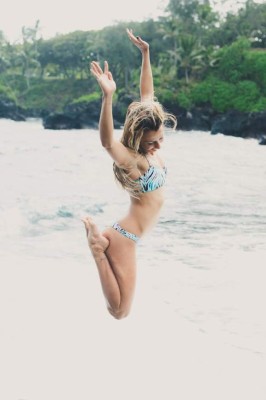 FOTOS: Maud, la bella chica que surfea en tacones