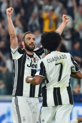 Las imágenes que no se vieron por TV: El saludo de Alves a Messi y Neymar