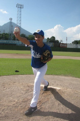 Roberto Velásquez triunfa en El Salvador