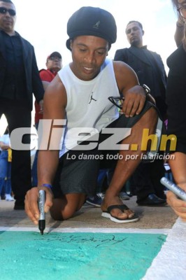 ¡Espectacular! Ronaldinho llevó tremenda felicidad a niños de Honduras
