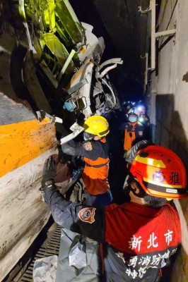 Las dramáticas imágenes de la tragedia en Taiwán: más de 50 muertos y cientos de heridos en un accidente de tren