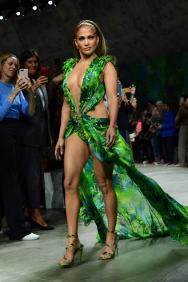 ¡Atrevida! Jennifer Lopez arrasa en la pasarela de Versace a sus 50 años