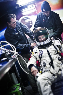 imágenes del histórico salto en caída libre Felix Baumgartner.