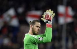 Manchester United's Spanish goalkeeper David de Gea applauds at the end of the UEFA Champions League round of 16 first leg football match Sevilla FC against Manchester United at the Ramon Sanchez Pizjuan stadium in Sevilla on February 21, 2018. / AFP PHOTO / Cristina Quicler