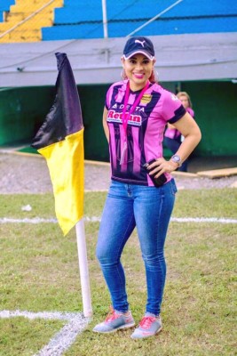 Waldina Mejía, la bella entrenadora del equipo femenino de Real España