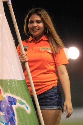 ¡LINDAS! Las preciosas chicas que adornaron el Honduras-Olimpia en la perla