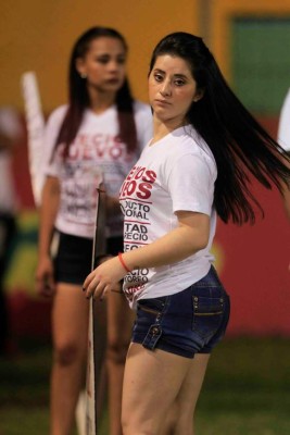 ¡LINDAS! Las preciosas chicas que adornaron el Honduras-Olimpia en la perla