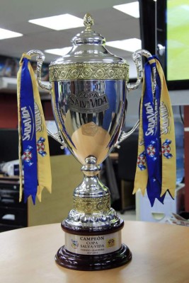 ¡LINDAS! Las espectaculares chicas que custodian la Copa Salva Vida