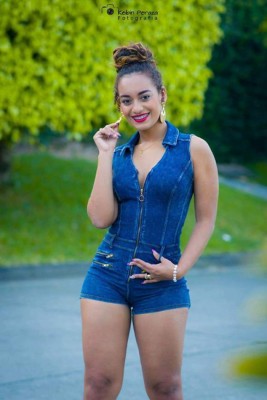 Diana Johnson, la sexi aficionada que calienta el Real España-Marathón