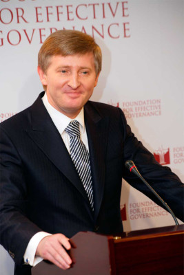 Los grandes magnates del fútbol .