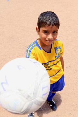 Los niños que son figuras en las polvorientas canchas de Tegucigalpa