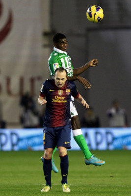 Barcelona vence 2-1 al Betis y Messi hace historia