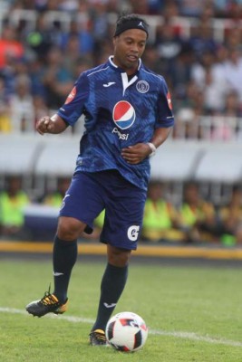 Famosos artistas y futbolistas que han posado con la camisa de clubes hondureños y de la Selección Nacional